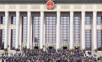 閉幕會后，代表走出人民大會堂