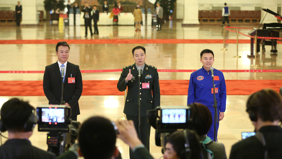 趙宏博、景海鵬、唐嘉陵代表接受采訪