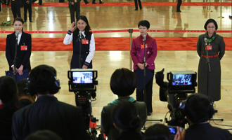 吳敏霞、杜玉濤、蒙曼、盧麗安代表接受采訪