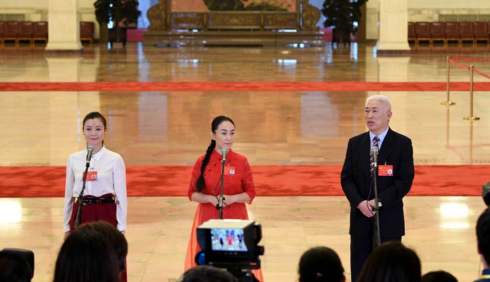 肖笑波、侯艷、徐俊接受采訪