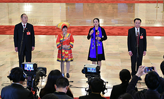 蔡松濤、杜麗群、楊小玲、賈立群代表接受采訪