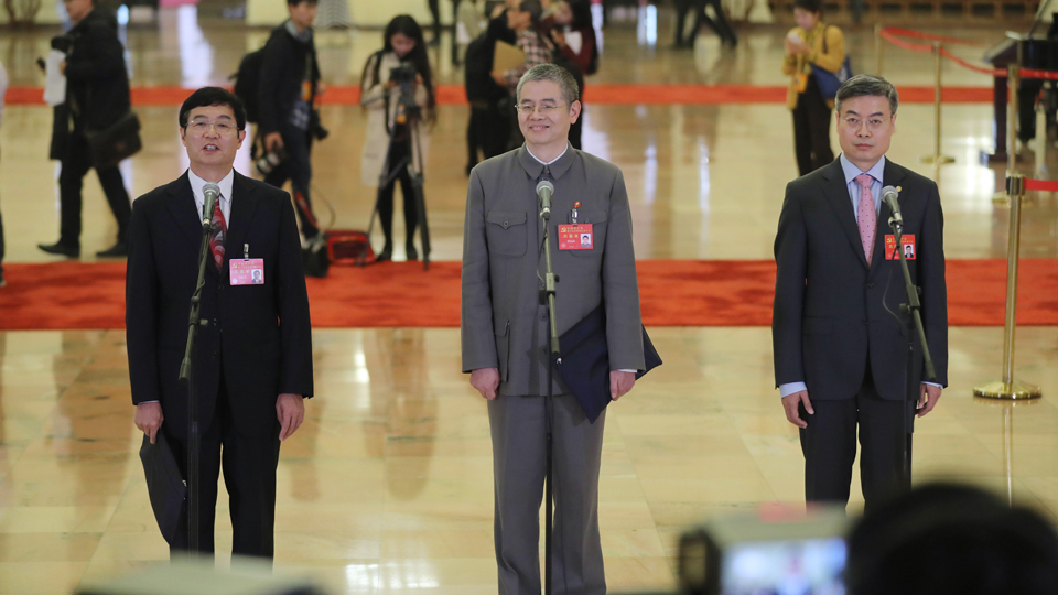 吳曉光、胡偉武、金東寒代表接受采訪