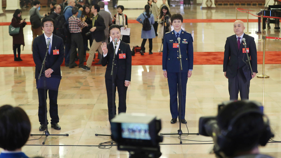 王辰、楊潔、劉文力、王旭東代表接受采訪