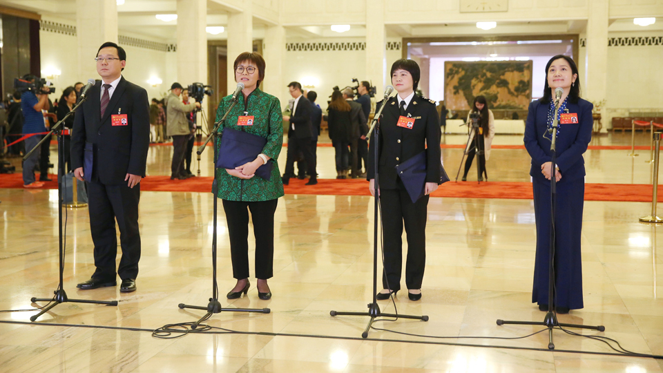 蔣成華、邵蕓、甘露、周宇代表接受采訪