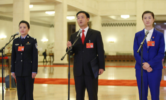 李貝、裴春亮、丁寧代表接受采訪