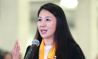 全國(guó)政協(xié)委員楊揚(yáng)在&ldquo;委員通道&rdquo;接受采訪