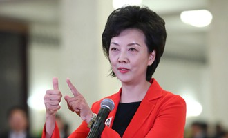 全國(guó)政協(xié)委員周曄在&ldquo;委員通道&rdquo;接受采訪