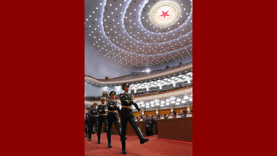 陸?？杖妰x仗兵正步行進(jìn)至主席臺前