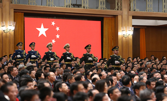 陸?？杖妰x仗兵正步行進(jìn)