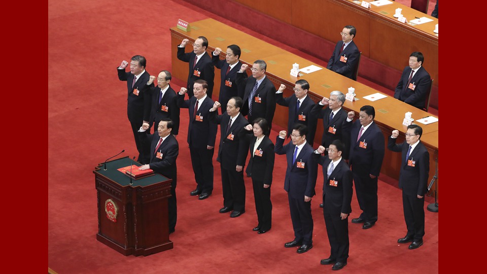 新當(dāng)選的全國人大常委會副委員長、秘書長進(jìn)行憲法宣誓