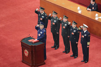 中央軍委副主席、委員進(jìn)行憲法宣誓