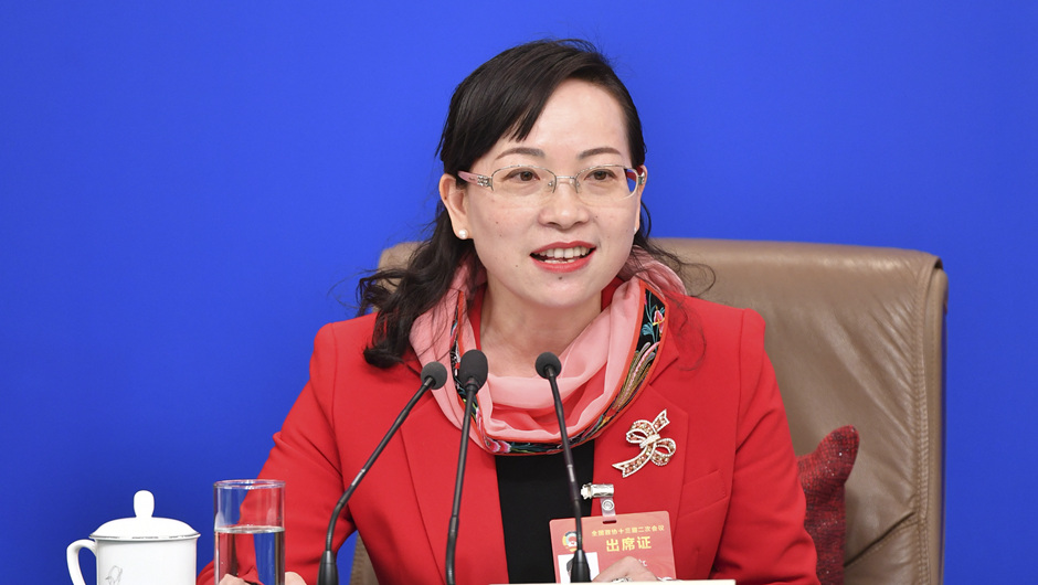 全國政協(xié)委員、湖南省湘西土家族苗族自治州政協(xié)副主席 石紅