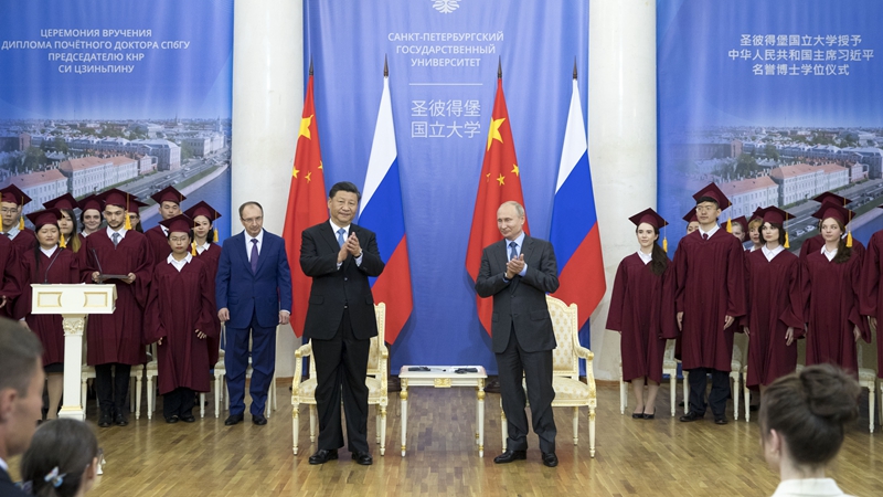 習(xí)近平出席接受圣彼得堡國立大學(xué)名譽博士學(xué)位儀式