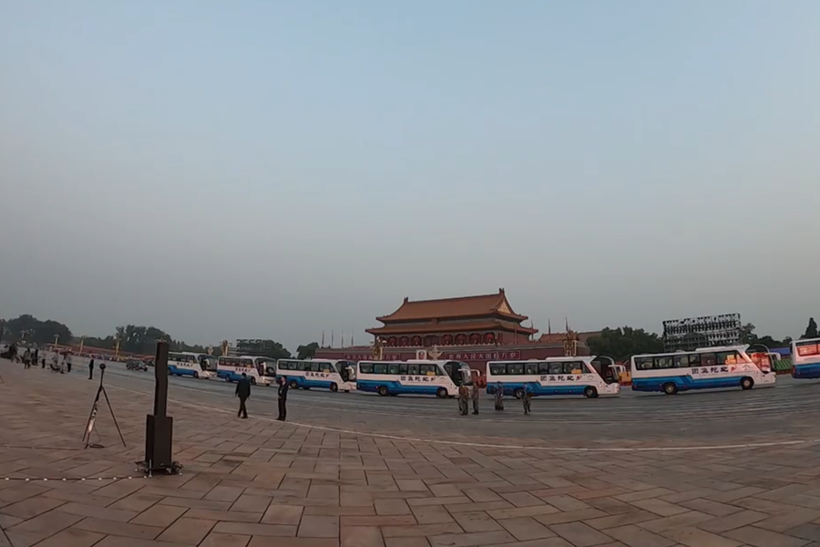 10月1日清晨的天安門城樓和長安街，燈火通明，正在準備慶祝大會的工作人員雖然緊張忙碌，但仍顯得井然有序