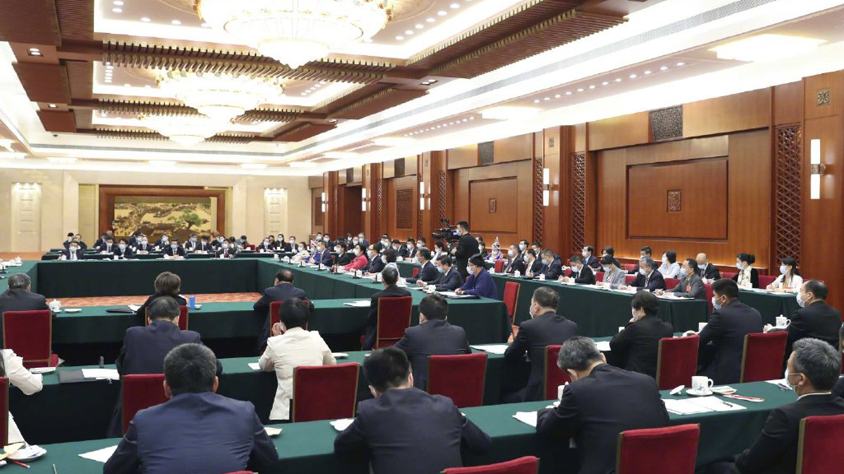 出席十三屆全國人大三次會議的代表團(tuán)分組審議政府工作報(bào)告，來看審議現(xiàn)場