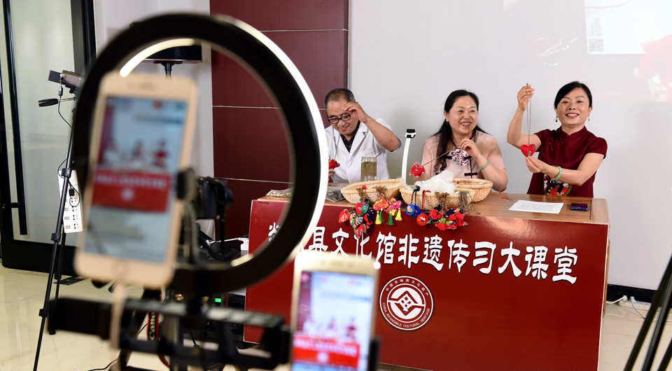 山東郯城：&ldquo;網(wǎng)絡(luò)課堂&rdquo;制香囊