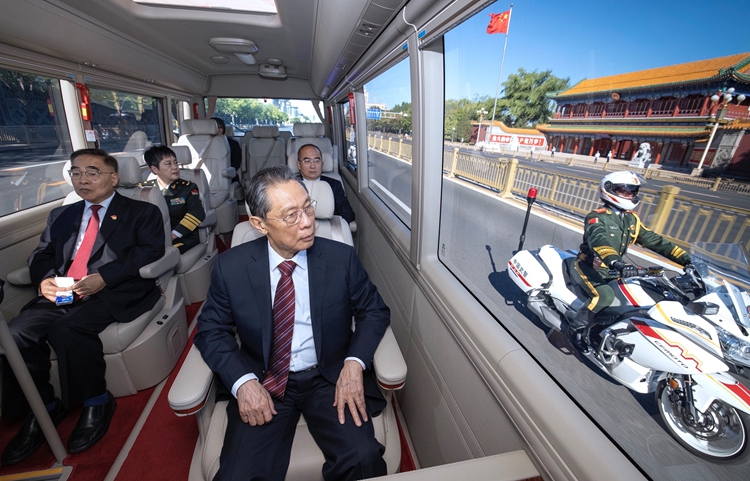 學習快評丨以國之名向最美天使致敬！