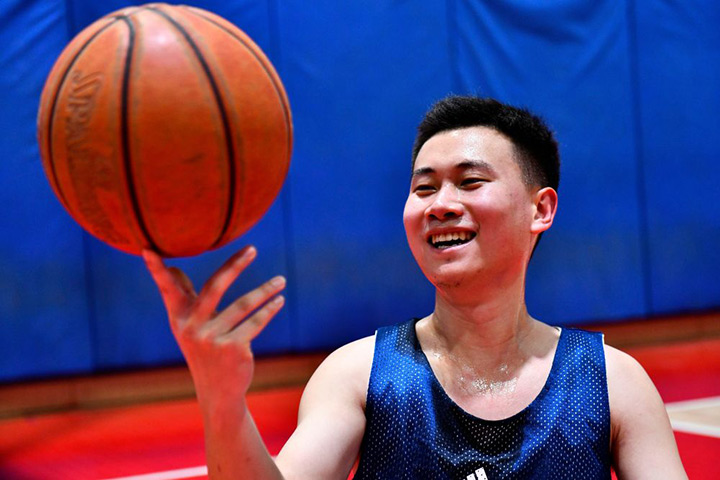 撞上&ldquo;錦鯉&rdquo;的籃球迷蘇柯帆：熱愛帶給你陽光