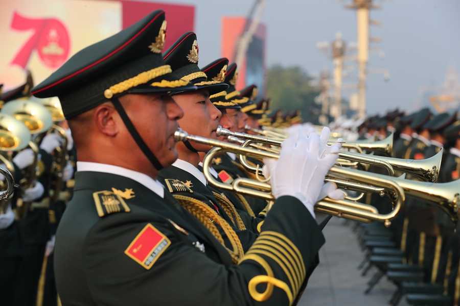 解放軍聯(lián)合軍樂團在廣場就位后進行準備工作和試奏。據(jù)了解，解放軍聯(lián)合軍樂團此次演奏是從開國大典至今歷次閱兵以來演奏曲目最多的一次，不少曲目是為此次閱兵量身打造的全新作品，此次也是歷次女演奏員最多的一次。