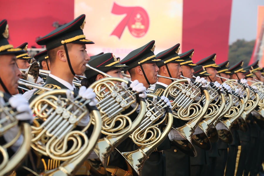 解放軍聯(lián)合軍樂團在廣場就位后進行準備工作和試奏。據(jù)了解，解放軍聯(lián)合軍樂團此次演奏是從開國大典至今歷次閱兵以來演奏曲目最多的一次，不少曲目是為此次閱兵量身打造的全新作品，此次也是歷次女演奏員最多的一次。