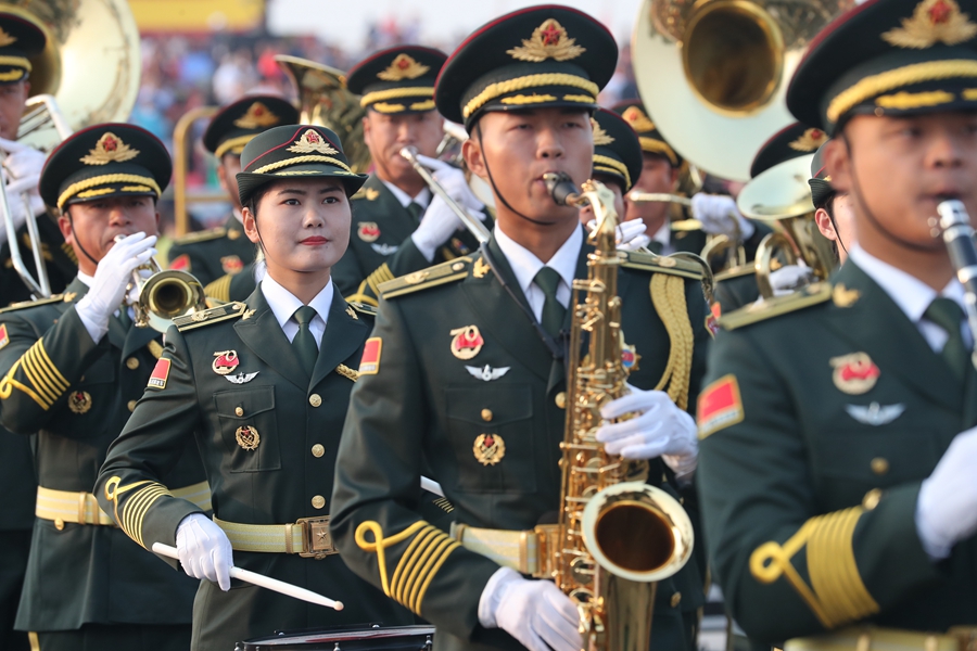 解放軍聯(lián)合軍樂團在廣場就位后進行準備工作和試奏。據(jù)了解，解放軍聯(lián)合軍樂團此次演奏是從開國大典至今歷次閱兵以來演奏曲目最多的一次，不少曲目是為此次閱兵量身打造的全新作品，此次也是歷次女演奏員最多的一次。