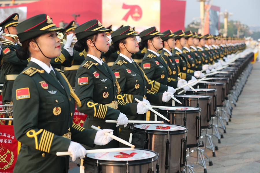 解放軍聯(lián)合軍樂團在廣場就位后進行準備工作和試奏。據(jù)了解，解放軍聯(lián)合軍樂團此次演奏是從開國大典至今歷次閱兵以來演奏曲目最多的一次，不少曲目是為此次閱兵量身打造的全新作品，此次也是歷次女演奏員最多的一次。