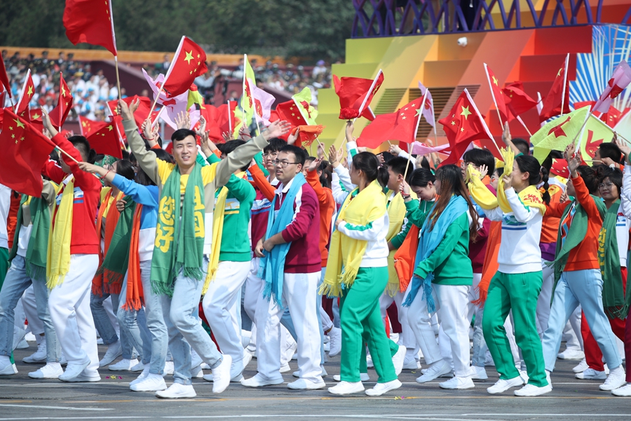 群眾大游行，歡樂的海洋！