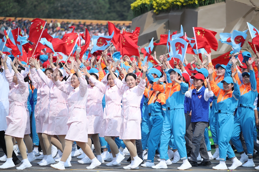 群眾大游行，歡樂的海洋！