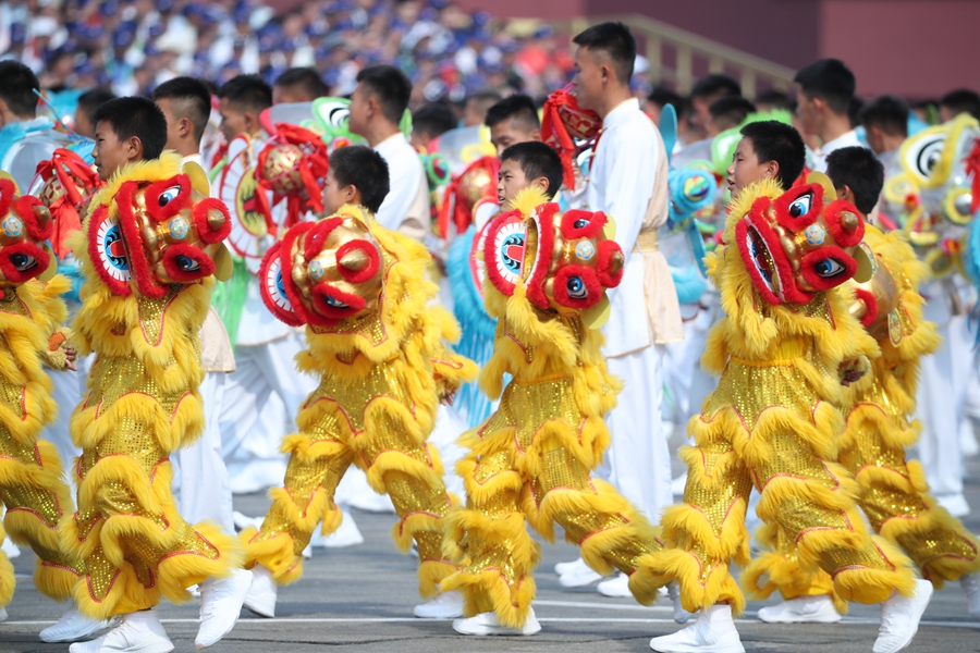 群眾大游行，歡樂的海洋！