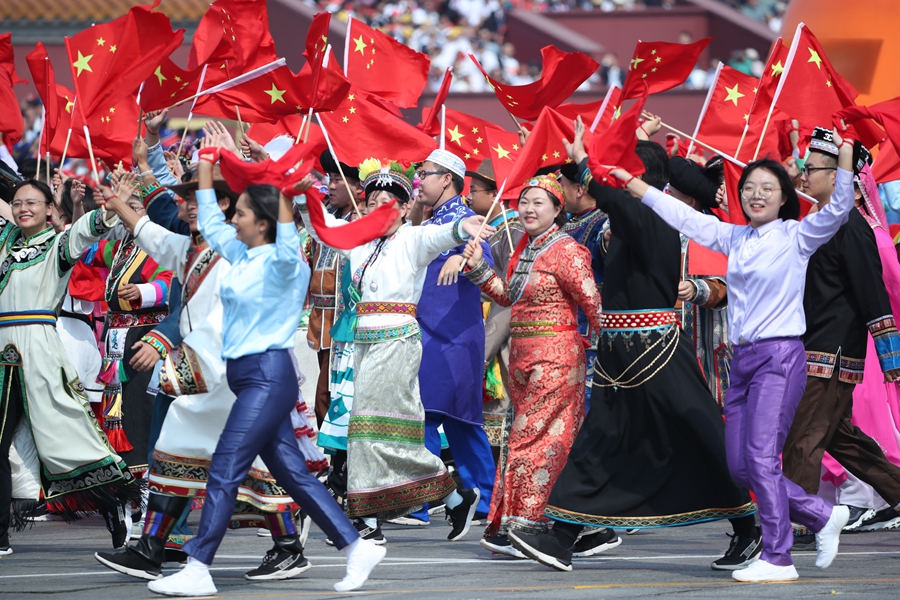 群眾大游行，歡樂的海洋！