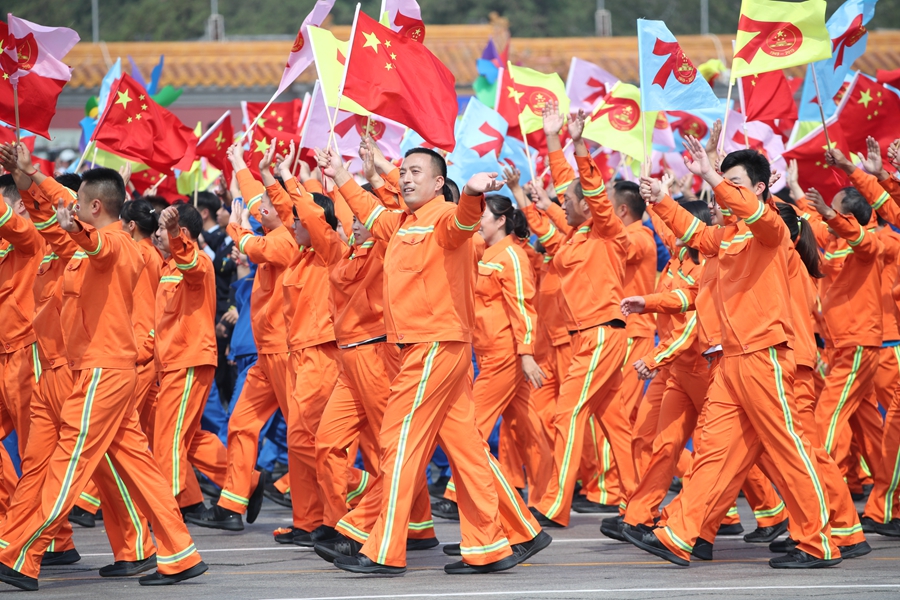 群眾大游行，歡樂的海洋！