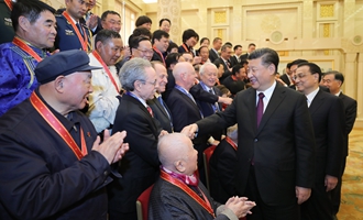 慶祝大會結束后，習近平等會見受表彰人員及親屬代表