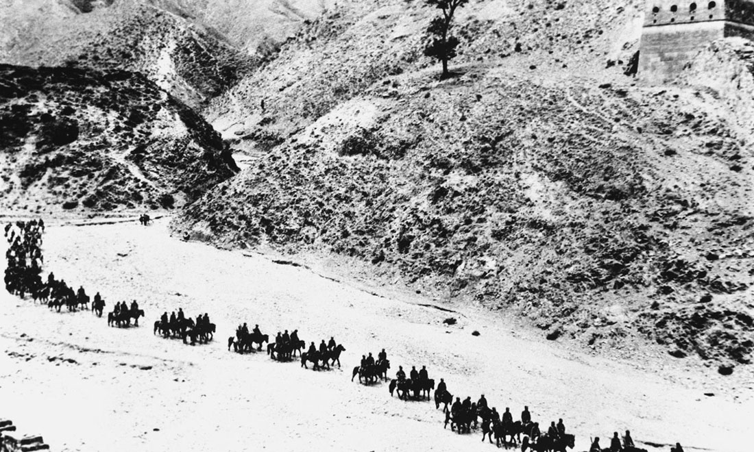 1937年11月太原失守后，八路軍向華北敵后挺進(jìn)，分兵發(fā)動(dòng)群眾，開(kāi)展敵后游擊戰(zhàn)爭(zhēng)，創(chuàng)建敵后根據(jù)地。新華社稿　沙飛攝