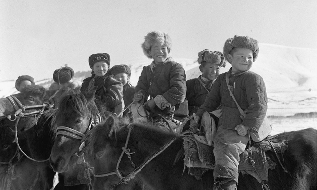 1964年春，新疆伊犁哈薩克自治州昭蘇縣的哈薩克族小學(xué)生們。新華社記者武純展攝