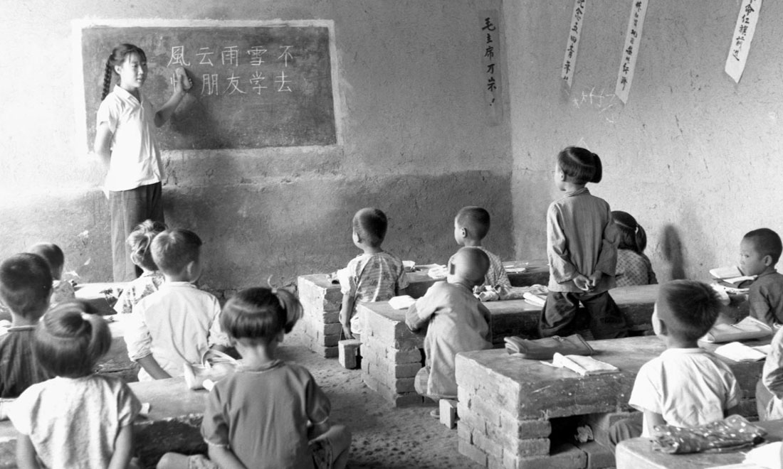 1964年夏，河北省壩縣煎茶鋪公社西煎大隊(duì)，一所耕讀小學(xué)的學(xué)生們?cè)谏险n。新華社記者梁一丁攝