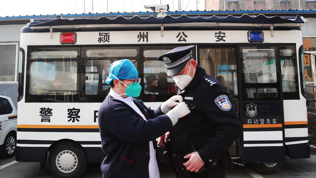 警察魏云龍：咫尺之間，各自奮戰(zhàn)