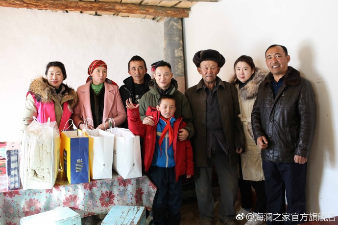 奧運(yùn)冠軍體操名將楊威把溫暖帶到北疆小朋友們的家中，把體育精神與奮斗的信念，傳遞到所有北疆孩子們的心中。