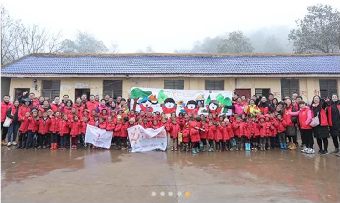 2018年11月6日，&ldquo;多一克溫暖&rdquo;團(tuán)隊(duì)走進(jìn)大涼山深處。為孩子們送去冬衣的同時(shí)，海瀾之家聯(lián)合網(wǎng)易打造在線課程平臺(tái)，把優(yōu)質(zhì)的教育資源也傳遞到偏遠(yuǎn)山區(qū)。同年，知名導(dǎo)演陸川特別參與監(jiān)制了&ldquo;多一克溫暖&rdquo;微電影《信歌》，為山區(qū)送去&ldquo;暖身又暖心&rdquo;的力量。