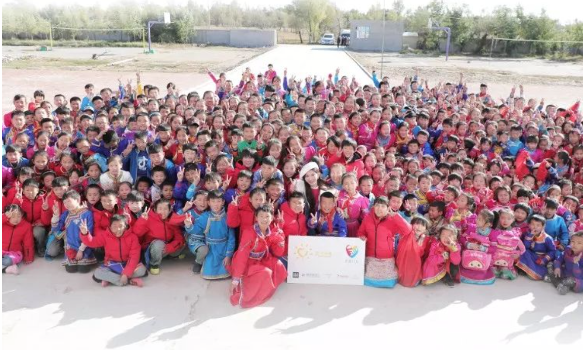 不知不覺，&ldquo;多一克溫暖&rdquo;已經(jīng)步入第六年。2019年10月14日，林志玲首次作為公益同行人，攜手鳳凰網(wǎng)&ldquo;護(hù)童計(jì)劃&rdquo;，與&ldquo;多一克溫暖&rdquo;一起趕赴內(nèi)蒙古回訪茫汗蘇木中心校的&ldquo;志玲姐姐之家&rdquo;，給那里的孩子送去溫暖。