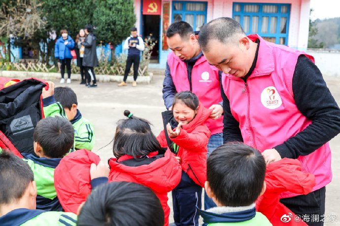 2019年11月，海瀾之家的志愿者們來到了貴州六盤水市的南開鄉(xiāng)。這里地域偏遠(yuǎn)溝壑縱橫。志愿團(tuán)隊(duì)就這樣小心謹(jǐn)慎的行駛在霧蒙蒙的山路上，堅(jiān)持把物資送到了塢鉛小學(xué)的孩子們手里。