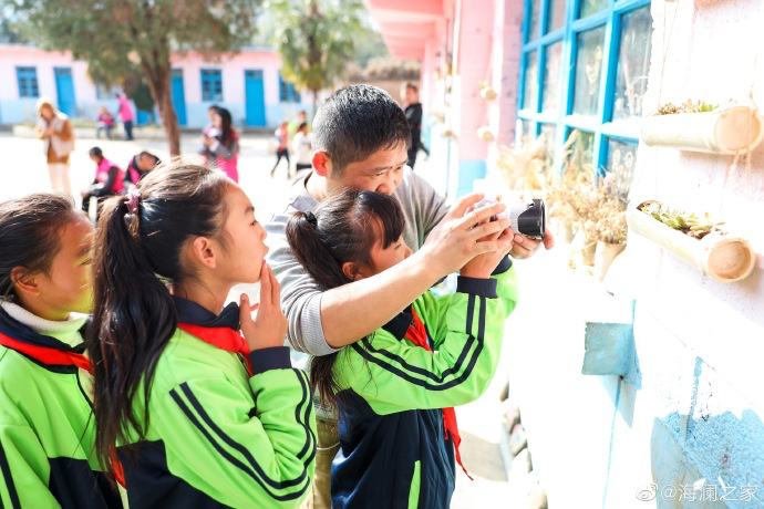 盡管身處大山，塢鉛小學(xué)卻到處都是驚喜，自制插花、獨(dú)一無二的石頭畫、杉木墩上的24節(jié)氣圖&hellip;&hellip;孩子們從不缺少發(fā)現(xiàn)美的眼睛。2019年，海瀾之家特別準(zhǔn)備了攝影課堂，讓孩子們通過拍照的方式自由地傳達(dá)真善美。