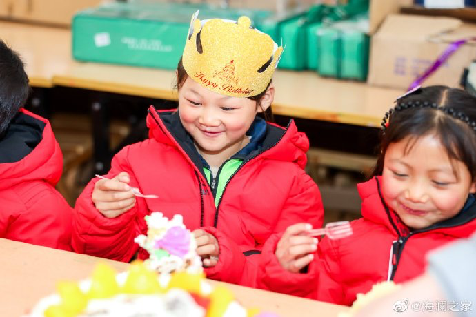 從暖身到暖心，海瀾之家的志愿者們不僅為孩子們帶去了學(xué)習(xí)用品，還帶去了生日蛋糕，給孩子們過了一個(gè)難忘的生日party。生長在山區(qū)的他們，過生日也只能和在外打工的父母通個(gè)電話，許多孩子還是第一次和這么多人一起吹蠟燭許生日愿望。