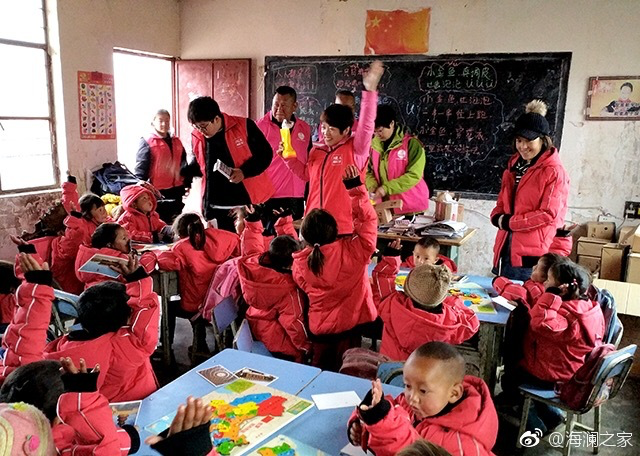 2018年，由海瀾之家攜手網(wǎng)易新聞打造的&ldquo;多一課溫暖&rdquo;課程平臺(tái)讓一間間溫暖的課堂走向深山與邊陲。帶著貼合孩子教育需求的線上內(nèi)容和教師、各領(lǐng)域KOL及愛心人士組成的愛心團(tuán)隊(duì)，海瀾之家用實(shí)際行動(dòng)為孩子的教育加溫，踐行&ldquo;多一克溫暖&rdquo;。