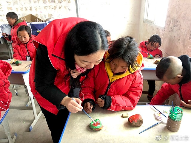 在繪畫課上，孩子們畫出心中想象的世界，不斷汲取關(guān)于美的知識(shí)。&ldquo;多一克溫暖&rdquo;帶給孩子們的是未來人生更多的機(jī)會(huì)與可能。公益行動(dòng)不應(yīng)只提供物質(zhì)捐贈(zèng)，更要加強(qiáng)對(duì)山區(qū)孩子們精神世界與未來發(fā)展的重視。