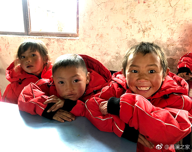 在四川省西南部川滇交界處的大涼山深處，坐落著一所紅旗小學(xué)。每當(dāng)最寒冷的季節(jié)到來，這里的許多孩子們不得不共用一件冬衣御寒。 &ldquo;多一克溫暖&rdquo;與暖流計(jì)劃記錄下了孩子們開心的笑臉。這些笑臉，都是&ldquo;多一克溫暖&rdquo;前行中的源源動(dòng)力。