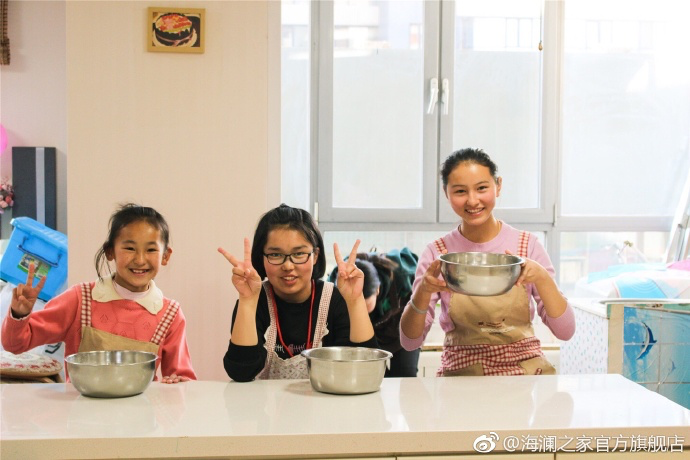 2017年 &ldquo;寒令營&rdquo;團(tuán)隊(duì)從不同角度，為北疆山區(qū)的孩子們打開了一個(gè)豐富的世界。來到北京，他們觀看了升旗儀式，參觀了故宮，走進(jìn)北京海洋館和動(dòng)物園。這次寒令營，展現(xiàn)在他們面前的是此前從未看到過的世界，意義非凡。