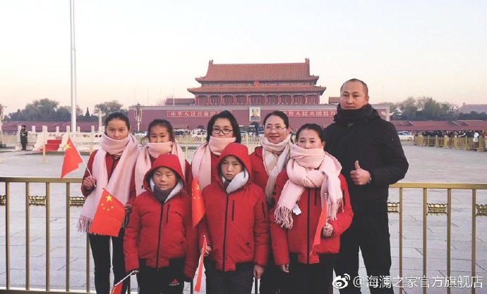 寒令營的第一天，孩子們觀看了升旗儀式，走進(jìn)故宮暢聽歷史故事。祖國的樣貌開始在他們心里清晰，未來的希望開始在他們心中發(fā)芽。海瀾之家&ldquo;多一克溫暖&rdquo;團(tuán)隊(duì)帶給孩子們精神世界的富足，照亮孩子們夢(mèng)想的啟蒙之路。