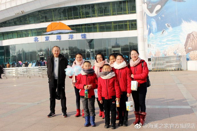 在海洋館，充滿求知欲和好奇心的孩子們像是一個(gè)個(gè)落入仙境的愛麗絲，不斷地提問，并用手中的紙筆和相機(jī)，記錄每一個(gè)畫面和知識(shí)，說要回去講給其他小伙伴和家人們聽。