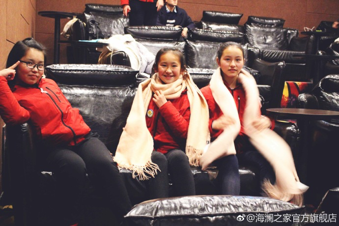 彼時(shí)恰逢《尋夢(mèng)環(huán)游記》上映，&ldquo;寒令營&rdquo;的孩子們一起在電影院觀看了電影，平日里最鬧騰的孩子，在第一次看3D電影時(shí)也變得安靜專注。孩子們?cè)谶@段旅程中增長了見識(shí)，一個(gè)更豐盛的世界就這樣打開了。