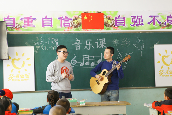 &ldquo;多一克溫暖&rdquo;公益活動(dòng)的老朋友好妹妹樂隊(duì)，為孩子們帶來了音樂和繪畫課，用音符溫暖孩子們的心靈，用畫筆繪出更繽紛的世界。不斷匯聚的愛心，讓寒冷的北疆進(jìn)入到更多人的視野當(dāng)中，也讓孩子們臉上的笑容更燦爛。
